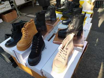 ...e scarpe in pelle e camoscio